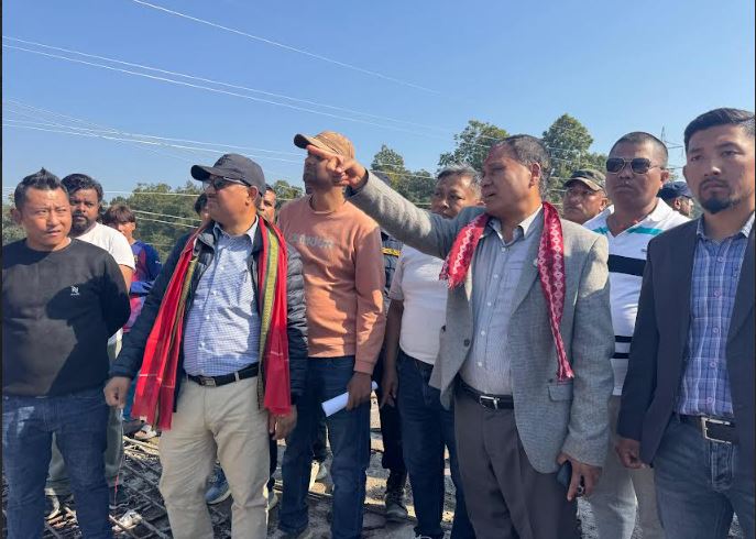 वषौँदेखि अलपत्र दुधौराको पुल १ महिनाभित्र बन्ने भयो,ठेकेदारलाई समातेर कुलमानले दिए चाँडो सक्न निर्देशन